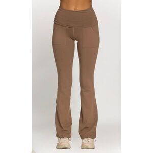 NWOT Gold Hinge Mocha Multi-tasker Flare Yoga Pants Size Small